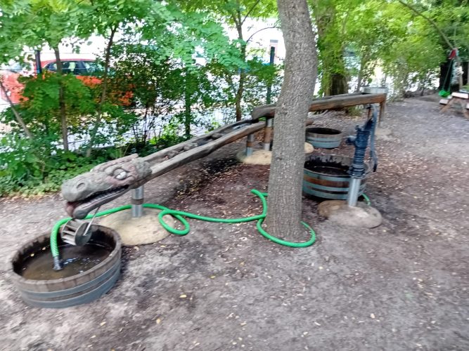 Foto von der Holzschlange mit Wasserspiel